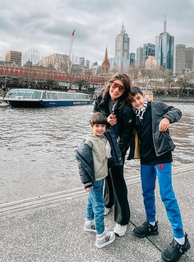 Bersama sang bunda dan adiknya, Quenzino kerap bepergian ke luar negeri. Foto-foto traveling ketiganya pun banyak dibagikan ke akun Instagram pribadi milik Carissa. Foto: Instagram/@carissa_puteri