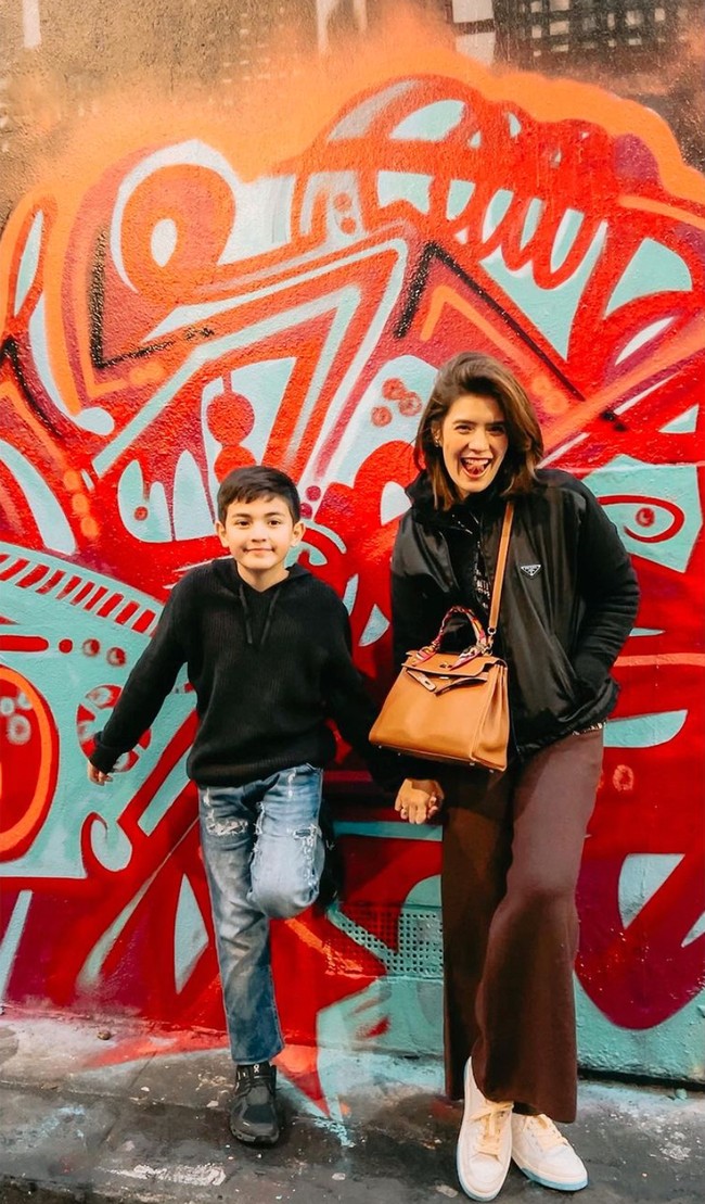 Dari foto-foto yang dibagikan terlihat jika pasangan ibu dan anak ini memang kompak. Keduanya kerap menghabiskan waktu bersama. Foto: Instagram/@carissa_puteri