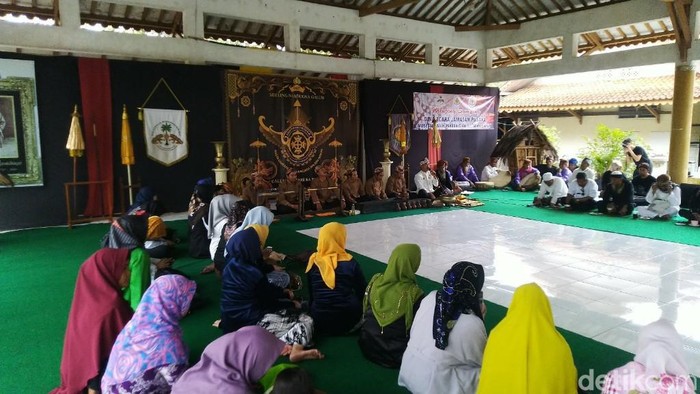 Salah satu tradisi yang biasa digelar di Kabupaten Ciamis pada saat Bulan Rabiul Awal