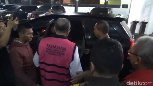 Salah seorang tersangka kasus korupsi dana bansos di Purwakarta masuk ke dalam mobil.