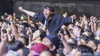 Para penonton langsung menyambut dengan ikut bernyanyi bersama.