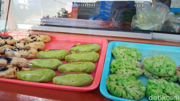 Sejumlah jajanan di Pasar Karang Menjangan Surabaya
