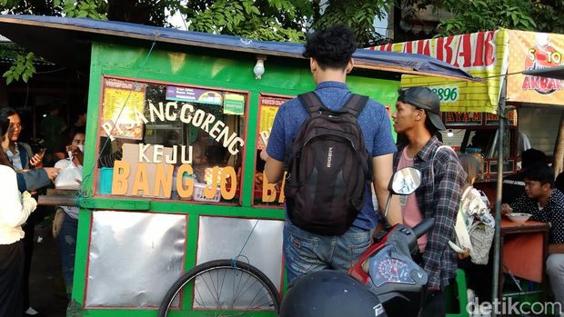 Sejumlah jajanan di Pasar Karang Menjangan Surabaya