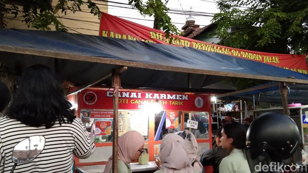 Sejumlah jajanan di Pasar Karang Menjangan Surabaya