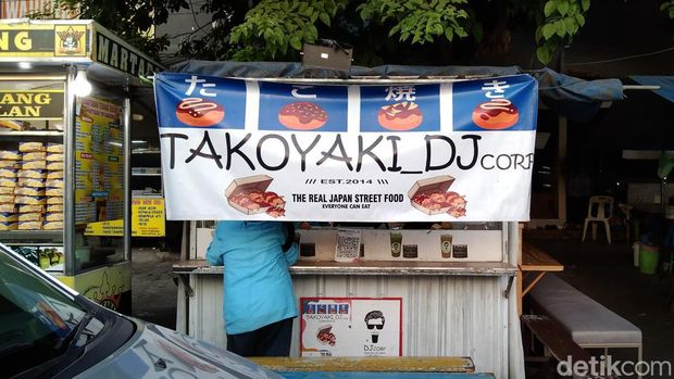 Sejumlah jajanan di Pasar Karang Menjangan Surabaya