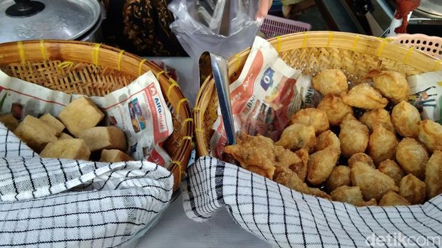 Sejumlah jajanan di Pasar Karang Menjangan Surabaya