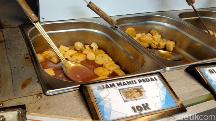 Sejumlah jajanan di Pasar Karang Menjangan Surabaya