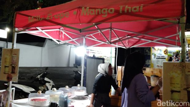 Sejumlah jajanan di Pasar Karang Menjangan Surabaya