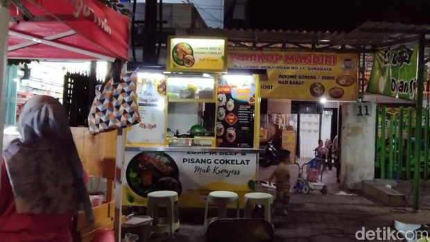 Sejumlah jajanan di Pasar Karang Menjangan Surabaya