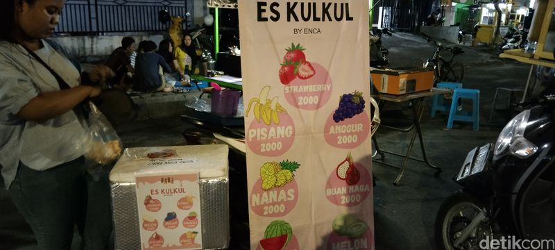 Sejumlah jajanan di Pasar Karang Menjangan Surabaya