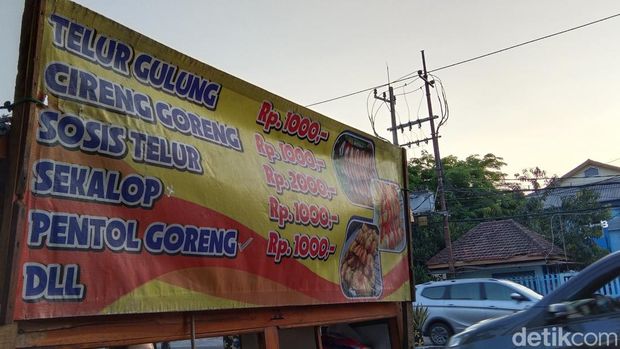 Sejumlah jajanan di Pasar Karang Menjangan Surabaya