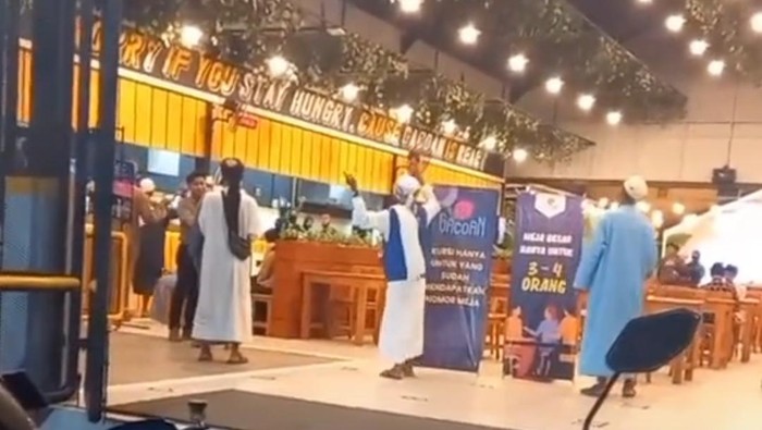 Sejumlah orang memakai gamis mendatangi gerai Mie Gacoan Pamekasan lalu berzikir dan mengajak pengunjung mengingat Allah SWT.