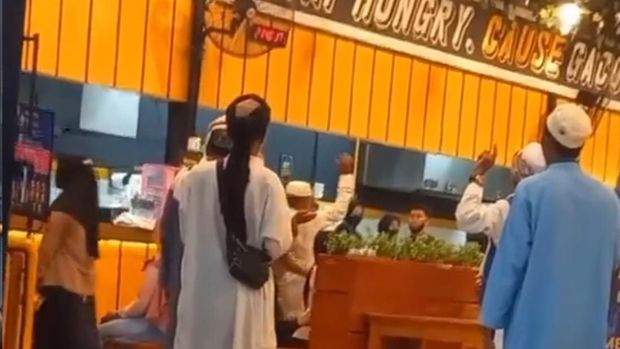 Sejumlah orang memakai gamis mendatangi gerai Mie Gacoan Pamekasan lalu berzikir dan mengajak pengunjung mengingat Allah SWT.