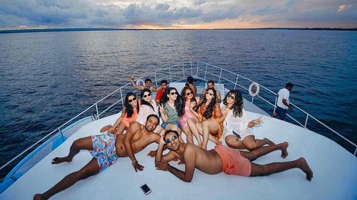 Sejumlah wisatawan berlayar menelusuri laut Bali menggunakan yacht milik Pulau Private Charters. (Foto: Instagram pulauprivatecharters)