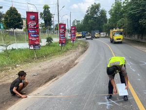 Terjatuh gegara Jalan Licin, Renaldi Tewas Dilindas Truk di Jambi
