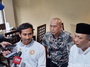 Siswi SD Gresik Periksa Mata Mandiri di Surabaya