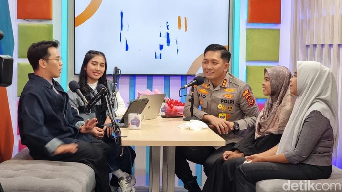 Siti dan Dian, ibu dari 2 bayi tertukar di Bogor datang memberi kejutan ke Kapolres Bogor AKBP Rio Wahyu Anggoro di Jumat Curhat detikPagi.