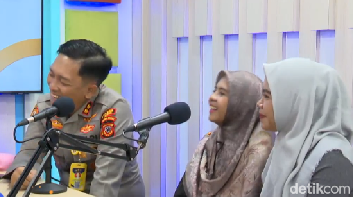 Siti dan Dian, ibu dari 2 bayi tertukar di Bogor datang memberi kejutan ke Kapolres Bogor AKBP Rio Wahyu Anggoro di Jumat Curhat detikPagi.