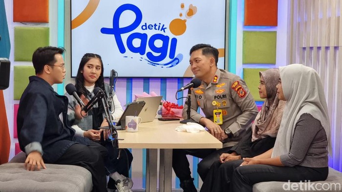 Siti dan Dian, ibu dari 2 bayi tertukar di Bogor datang memberi kejutan ke Kapolres Bogor AKBP Rio Wahyu Anggoro di Jumat Curhat detikPagi.