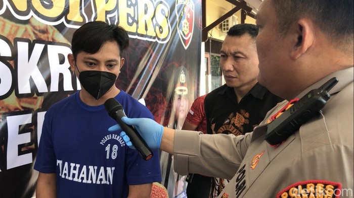 Slamet Priyono, tersangka kasus penusukan saat jumpa pers di Mapolres Rembang, Jumat (22/9/2023).