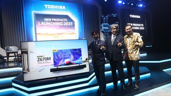 Brand Manager of Toshiba TV Global Tatsuhiro Nishioka (dari kiri), Executive Vice Presiden & CTO, TVS REGZA Corporation Ishibashi, dan President Director of Toshiba TV Indonesia Agus Subiantoro berbincang seusai meluncurkan produk baru Toshiba TV di Jakarta, Kamis (21/9/2023). 