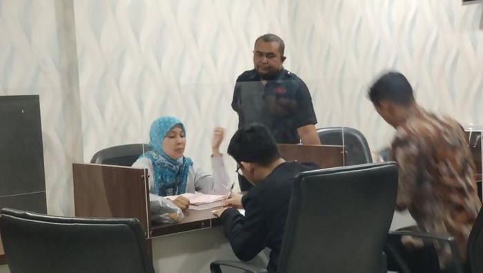 SO (40), guru les matematika di Jakbar yang diduga mencabuli remaja berkebutuhan khusus telah diserahkan ke Kejari Jakbar (Antara/Risky Syukur)