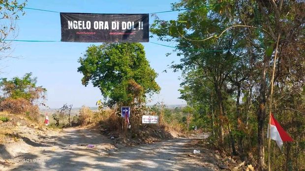 spanduk penolakan pembangunan proyek Bendungan Karangnongko