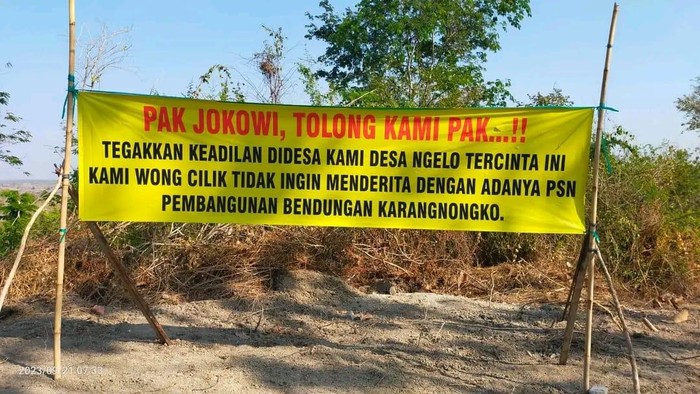 spanduk penolakan pembangunan proyek Bendungan Karangnongko