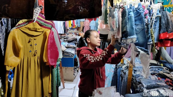 Stok pakaian pedagang di Pasar Muka menumpuk karena sepi pembeli