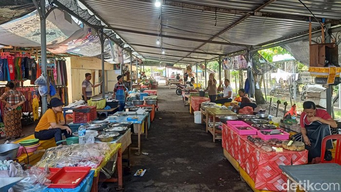 Suasana di tempat relokasi pedagang Pasar Umum Negara, Jembrana.
