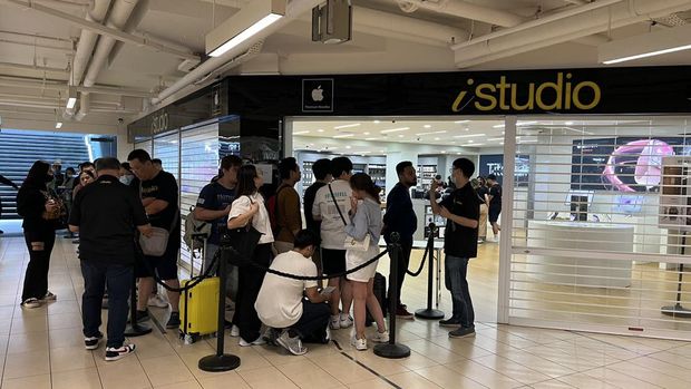 Suasana penjualan perdana iPhone 15 di Singapura