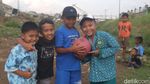 Saat Anak-anak Cileunyi Bandung Main Bola di Dasar Sungai Cikeruh