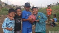 Sungai mengering dan dijadikan sebagai tempat bermain anak-anak sudah sering terjadi dikala musim kemarau.