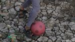 Saat Anak-anak Cileunyi Bandung Main Bola di Dasar Sungai Cikeruh