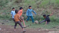 Penampakan sungai mengering itu ada di Kampung Sukarame, Desa Cileunyi Kulon, Kecamatan Cileunyi, Kabupaten Bandung.