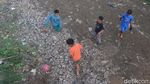 Saat Anak-anak Cileunyi Bandung Main Bola di Dasar Sungai Cikeruh