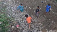 Sejumlah anak-anak bermain sepakbola di Sungai Cikeruh yang kini mengiring di musim kemarau.