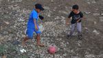 Saat Anak-anak Cileunyi Bandung Main Bola di Dasar Sungai Cikeruh
