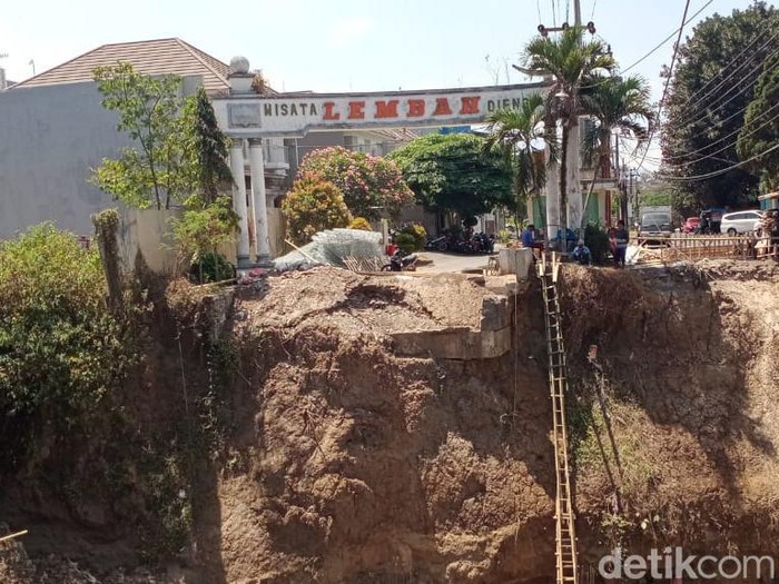 Tak kunjung diperbaiki, warga memperbaiki sendiri Jembatan Lembah Dieng Malang