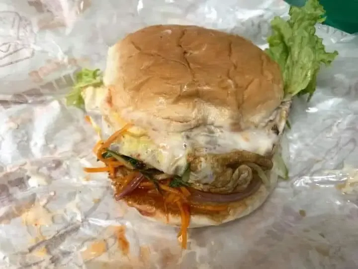 Tak terima harga burger naik Rp 1.500