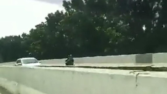 Tangkapan layar video penampakan motor lawan arah di JLNT Casablanca, Jakarta Selatan.