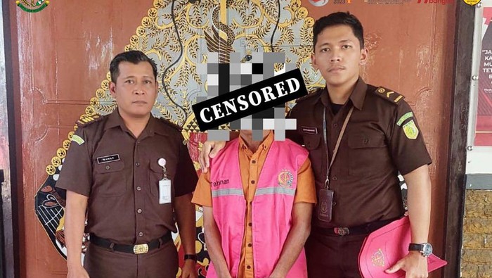 Tersangka korupsi APBD Muruh, Kecamatan Gantiwarno ditahan kejaksaan.Tersangka merupakan Plt Sekdes bernama Suharno.