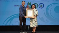 External Communications Group Strategic Marketing & Communications PT Bank DBS Indonesia, Rifka Suryandari (kanan) menerima penghargaan PR Program of The Year untuk kategori Creative Corporate Reputation untuk webseries “heart work(s)” dalam ajang The 16th Indonesia PR of The Year 2023 yang digelar Majalah MIX di Jakarta, Rabu (20/9/2023).  