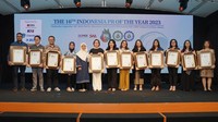 Head of Group Strategic Marketing & Communications PT Bank DBS Indonesia Mona Monika (ketiga kanan) dan VP Internal Communications PT Bank DBS Indonesia Riany Agustina Warganegara (kedua kanan) foto bersama usai menerima penghargaan dalam ajang The 16th Indonesia PR of The Year 2023 yang digelar Majalah MIX di Jakarta, Rabu (20/9/2023).  