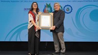 VP Internal Communications PT Bank DBS Indonesia Riany Agustina Warganegara (kiri) menerima penghargaan PR Program of The Year untuk kategori Internal PR Program dari dari Group Chief Editor SWA Media Group Kemal E. Gani dalam ajang The 16th Indonesia PR of The Year 2023 yang digelar Majalah MIX di Jakarta, Rabu (20/9/2023).  