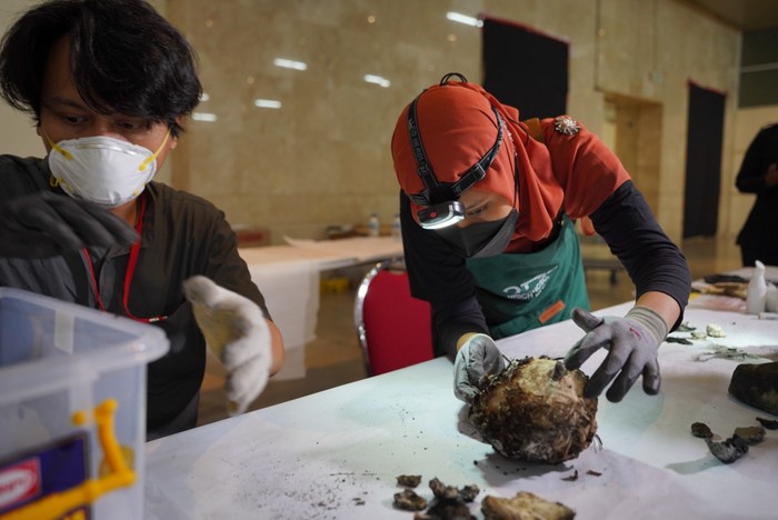 Tim Lab Konservasi mengidentifikasi benda-benda bersejarah dari bagian Museum Nasional Indonesia yang terbakar. (Dok Kemendikbudristek)