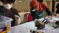 Proses penanganan koleksi benda bersejarah yang terdampak dimulai dari tahap evakuasi. Koleksi lalu masuk tahap identifikasi tahap awal, klasifikasi, penanganan, lalu pemulihan sesuai kebutuhan masing-masing. Foto: Tim Lab Konservasi mengidentifikasi benda-benda bersejarah dari bagian Museum Nasional Indonesia yang terbakar. (Dok Kemendikbudristek)