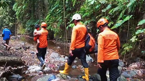 Tim SAR gabungan menemukan bocah lima tahun yang sempat dilaporkan hilang di aliran Sungai Pandek, Desa Tenganan Pegringsingan, Kecamatan Manggis, Kabupaten Karangasem, Bali, Jumat (22/9/2023). (Foto: I Wayan Selamat Juniasa/detikBali)