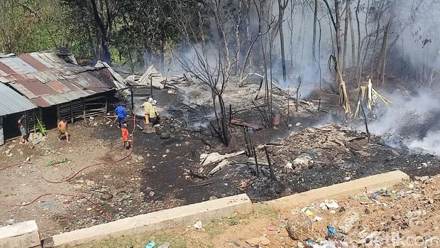 Suasana kebakaran di area TPA Jatibarang, Semarang, Jumat (22/9/2023).