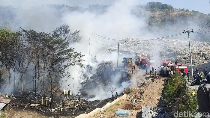 Suasana kebakaran di area TPA Jatibarang, Semarang, Jumat (22/9/2023).